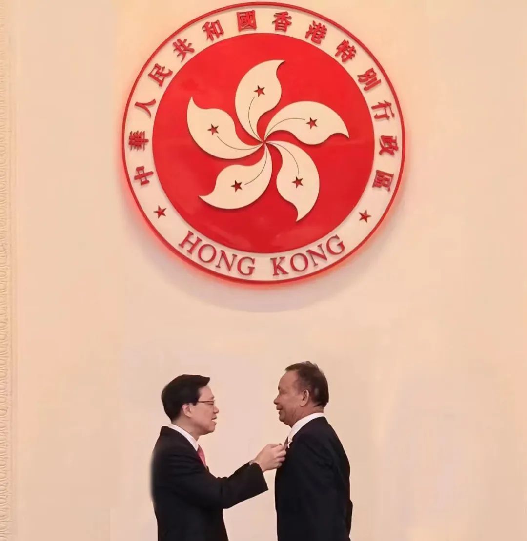 2023年度香港勋衔颁授典礼，双色球创会会长李贤义获颁银紫荆星章
